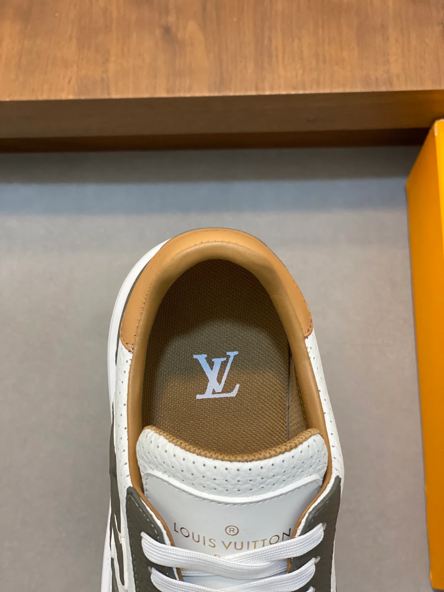 Factory Price: 400💰LV🔍Top Purchasing Agency🇮🇹 Lu Street Boy’s popular sports shoes counter synchronized, uppers imported from Italy cowhide fabric, high-quality complex splicing crafts, imported water-dyed cowhide lining cowhide feet Sole: Original sole provided by the original factory, T men's men's shoes 💰U exclusive movable molded sole, super comfortable, original factory follow-up goods, 🔍🔍high quality, can be entered and exited the counter at will, welcome to compare, code number 39-44 (order 38 45)